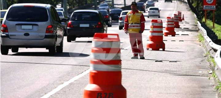 Super cones em bloqueios de avenidas de SP